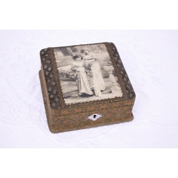 Vintage jewelry box 2 pretty flower girls, French brocade ribbon covered trinket - Picture 4 of 9